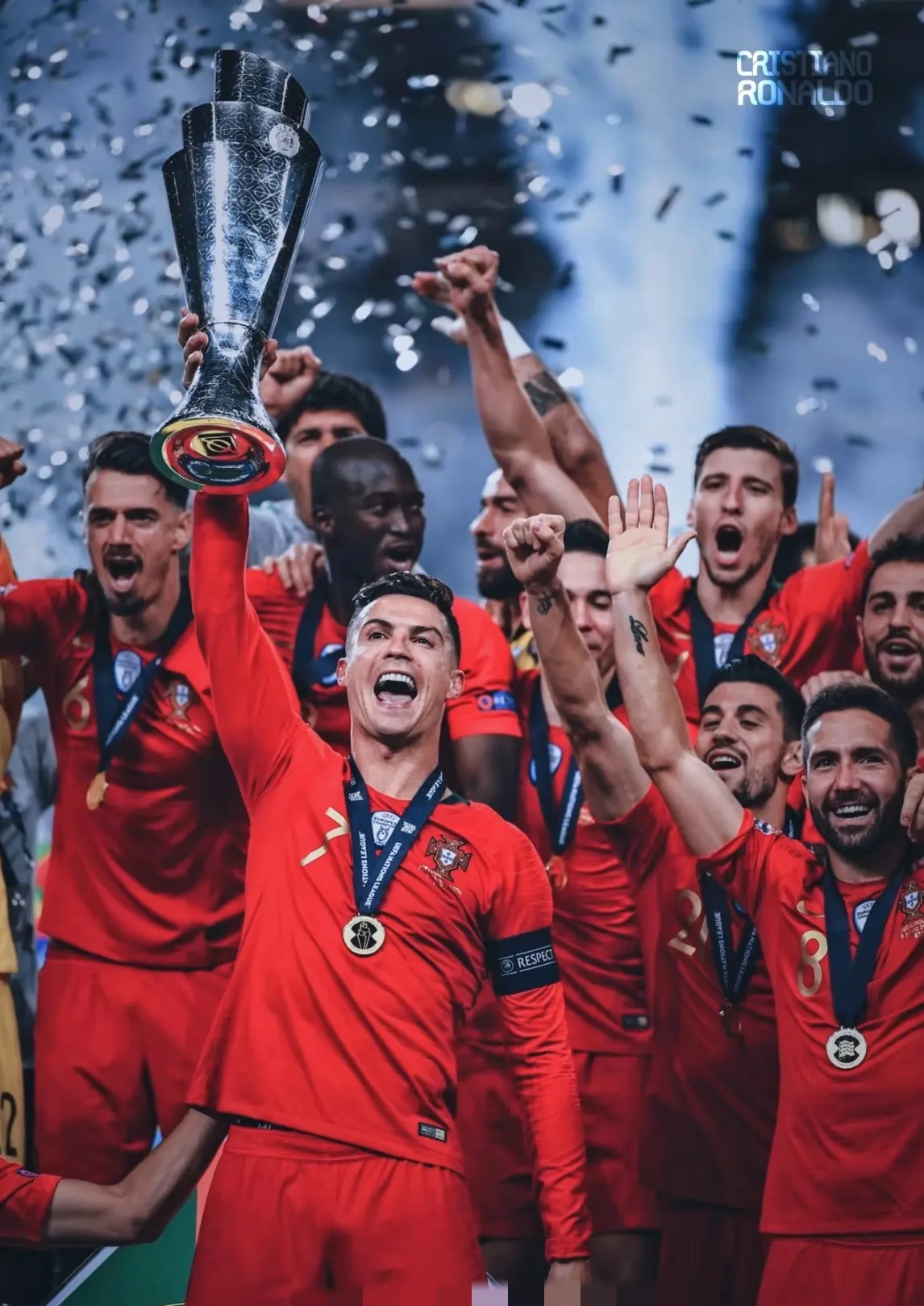 包含葡萄牙巨星再度发威，带领球队取胜晋级的词条