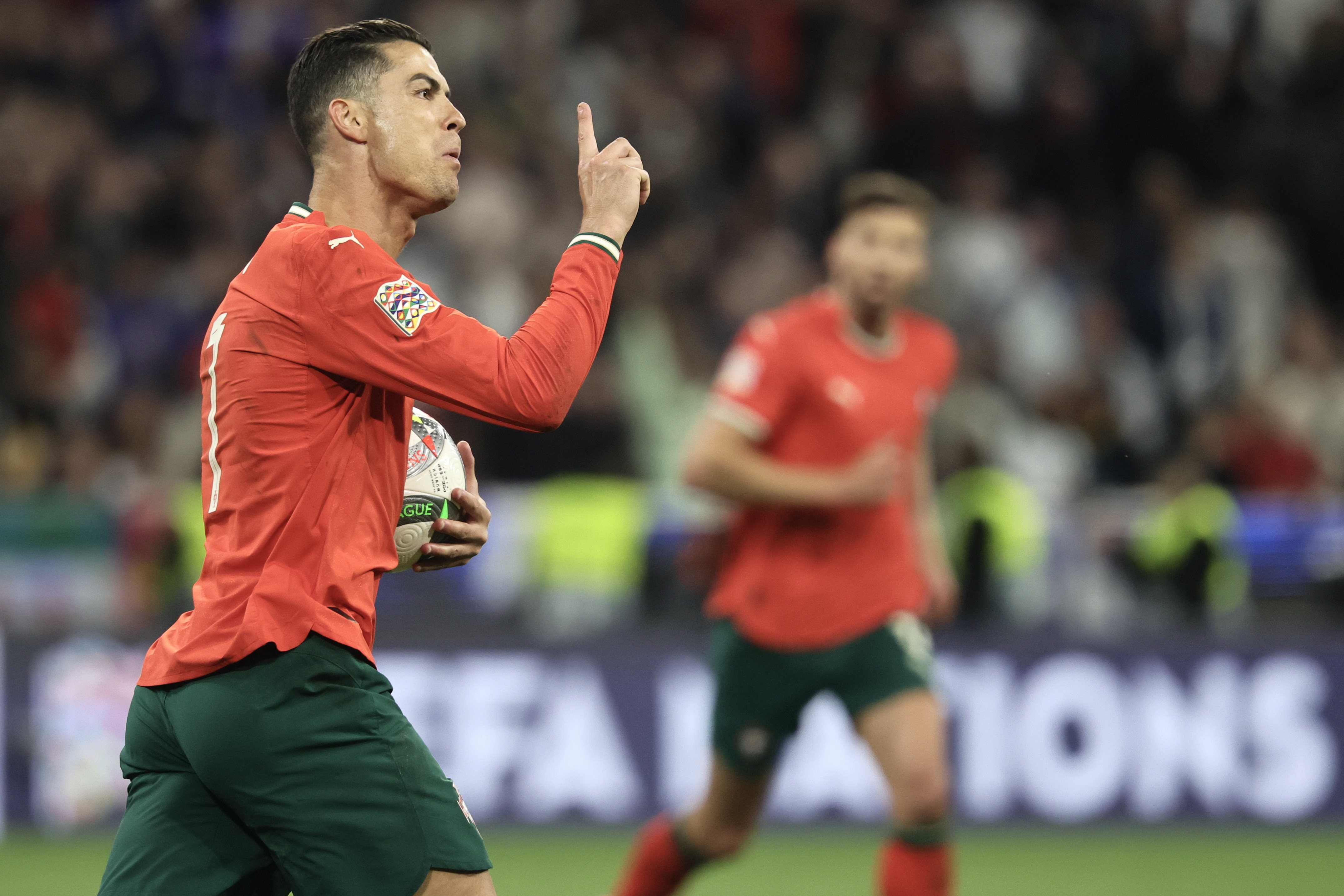 包含葡萄牙巨星再度发威，带领球队取胜晋级的词条