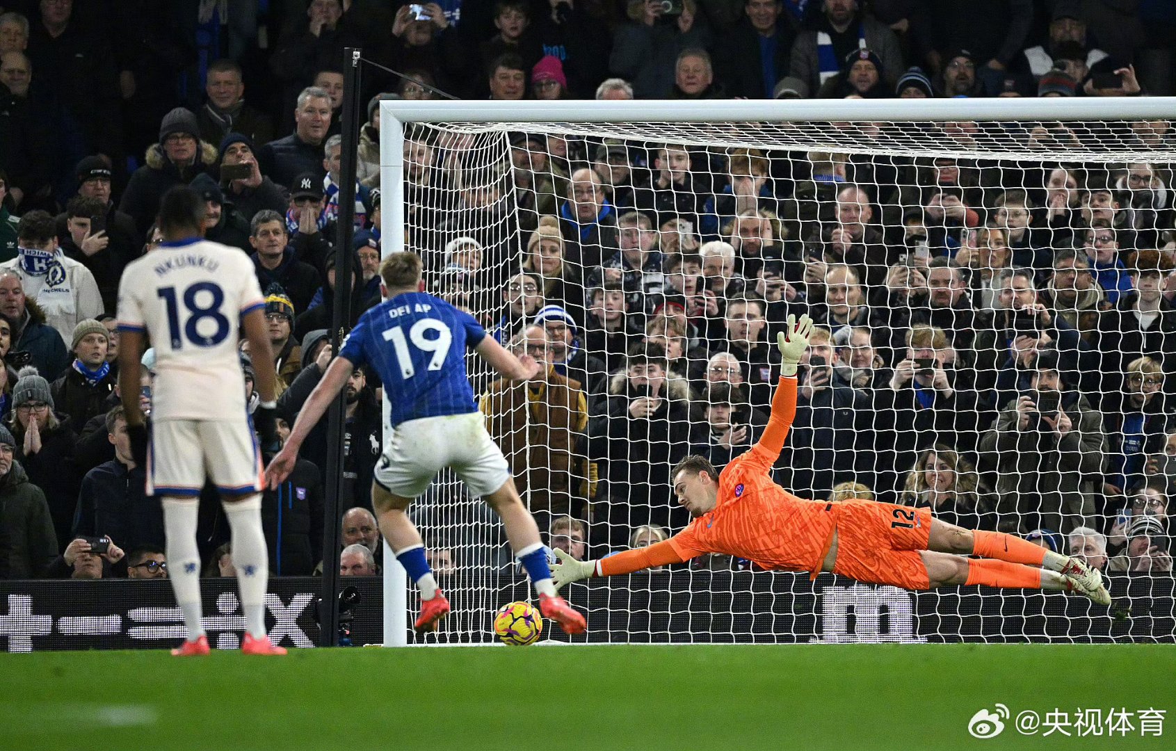 开云官方app入口-关于切尔西险胜巴萨，库尔图瓦关键制胜的信息