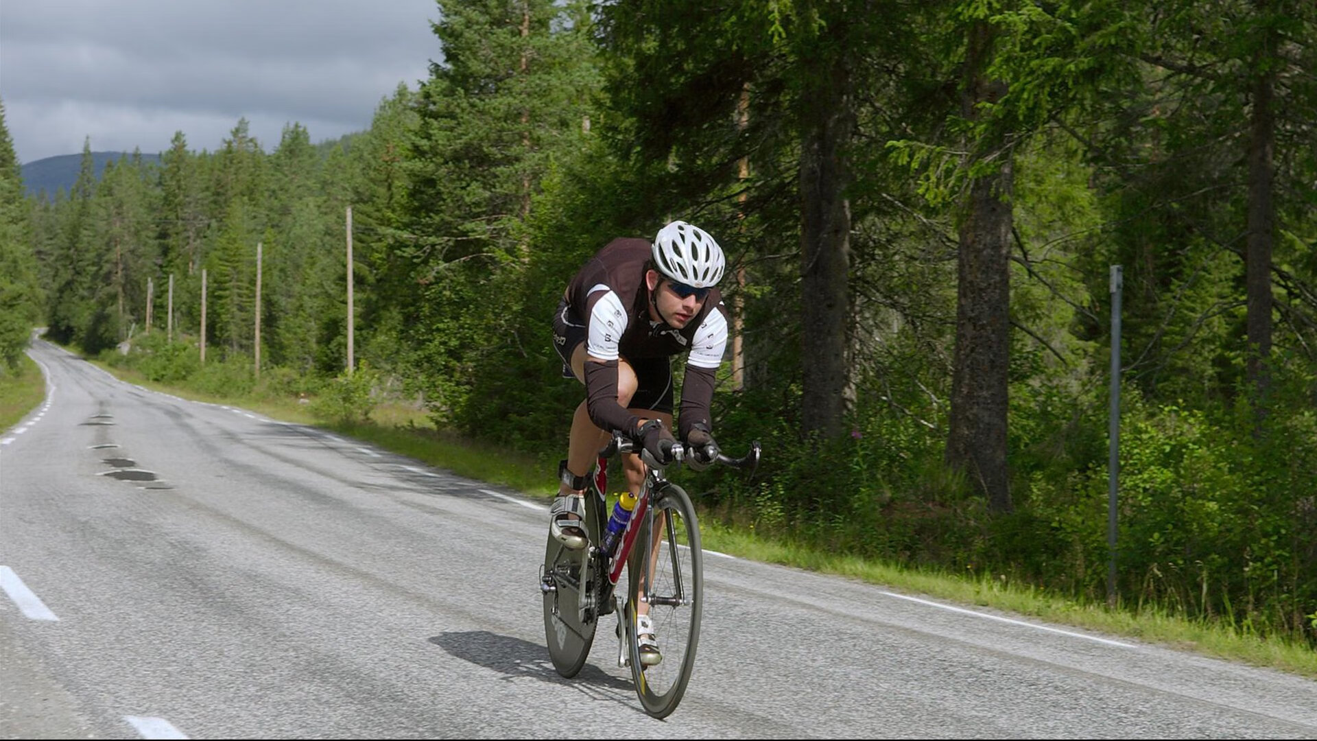 南美风暴与东欧铁壁的绿茵鏖战，库尔图瓦一扑定乾坤